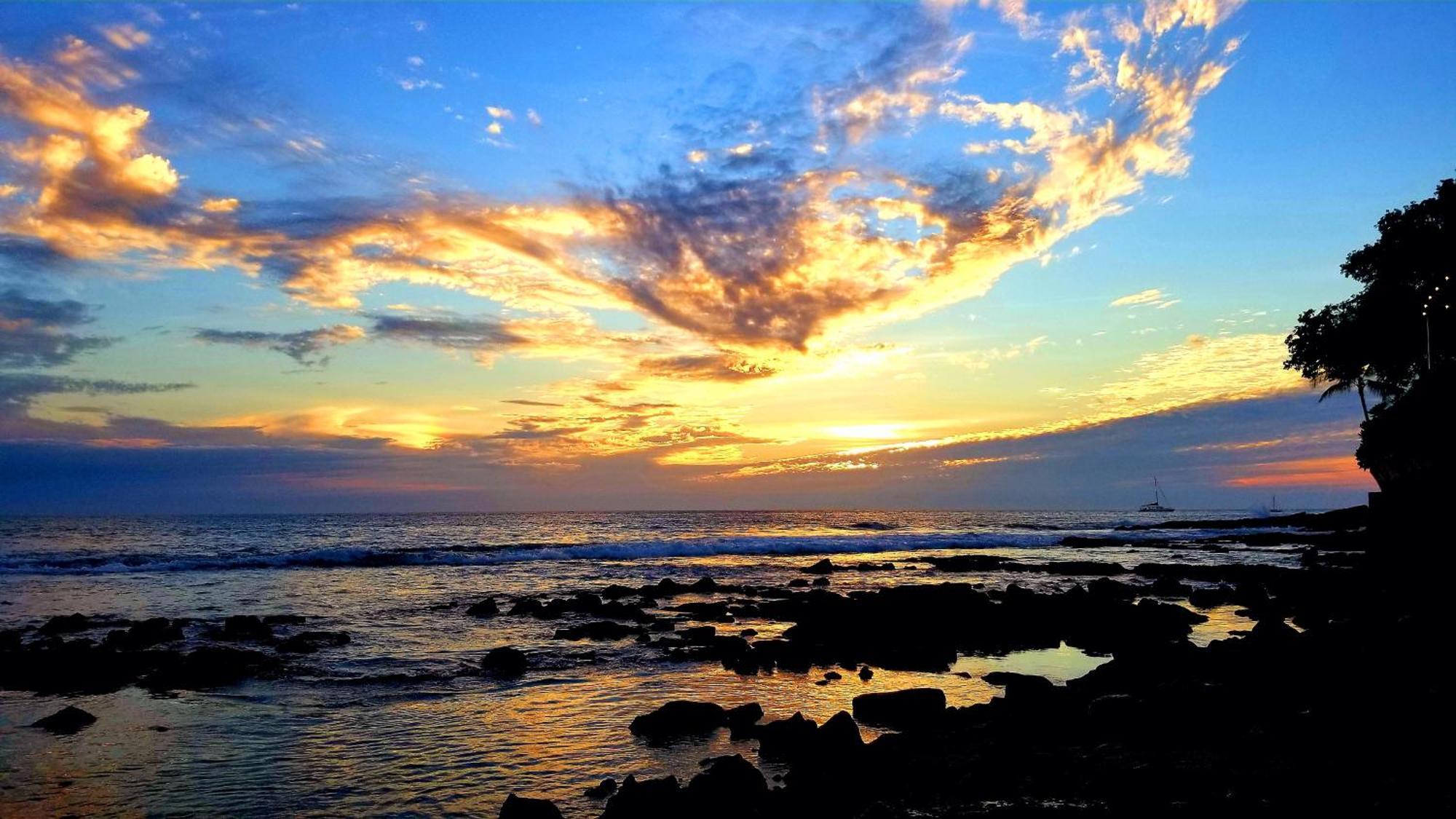 Downtown Hawaiian Paradise Condo With Hot Tub, Pool & Beach - Kona Islander Inn Kailua-Kona Bagian luar foto